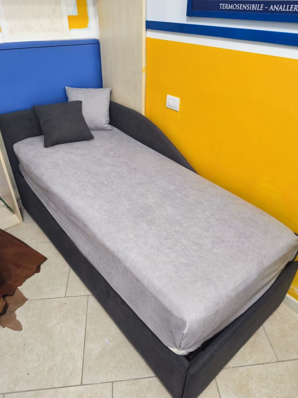 Letto con.spalliera sagomata