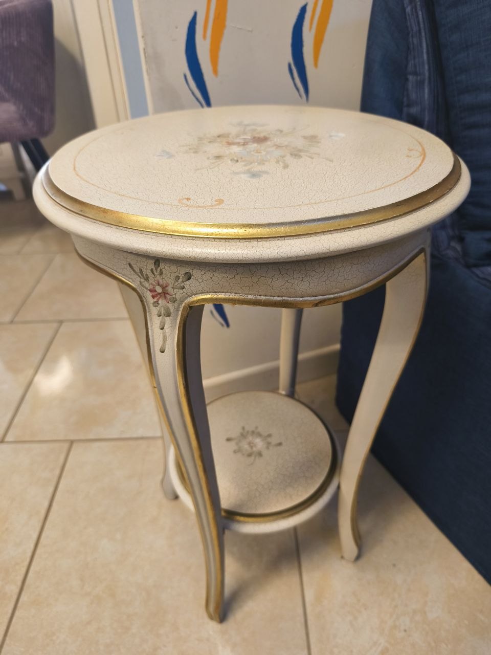 Tavolino dipinto con fiori e oro