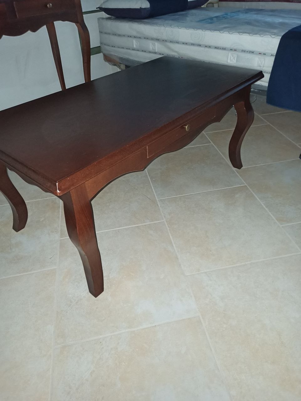 Tavolino in massello con cassettino